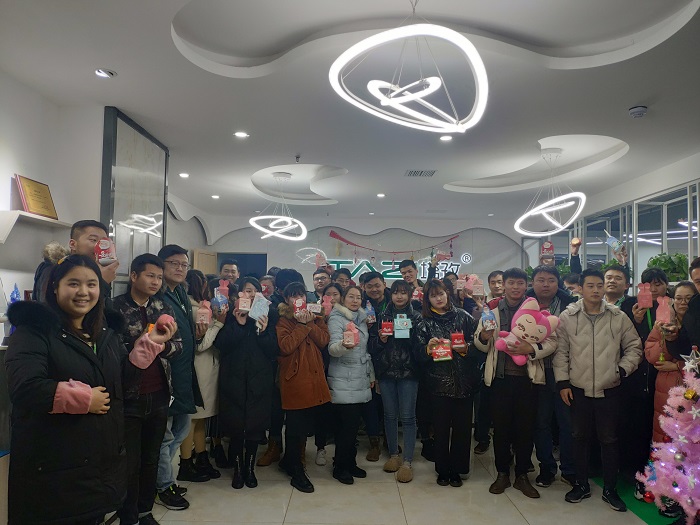平安夜&圣誕節，塔孜給小伙伴們“交換禮物、傳遞真情”